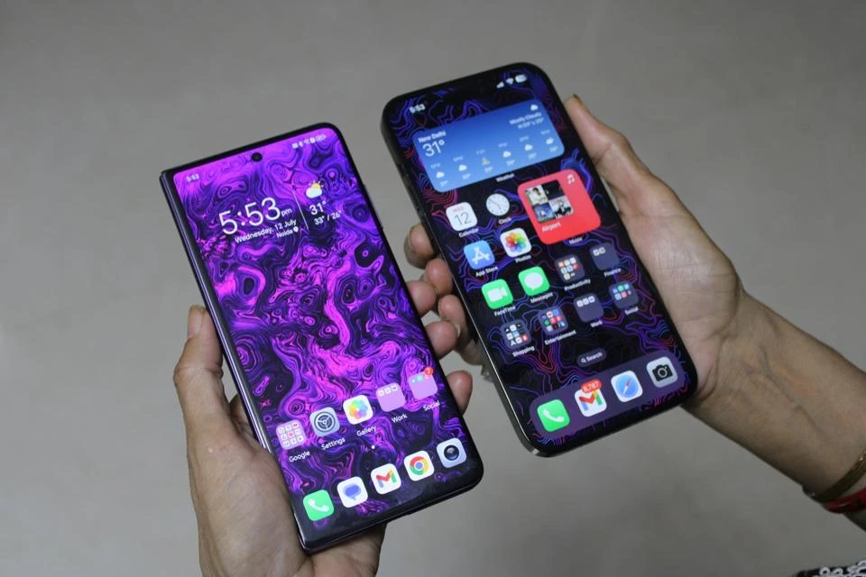 Android и iPhone рядом в руках
