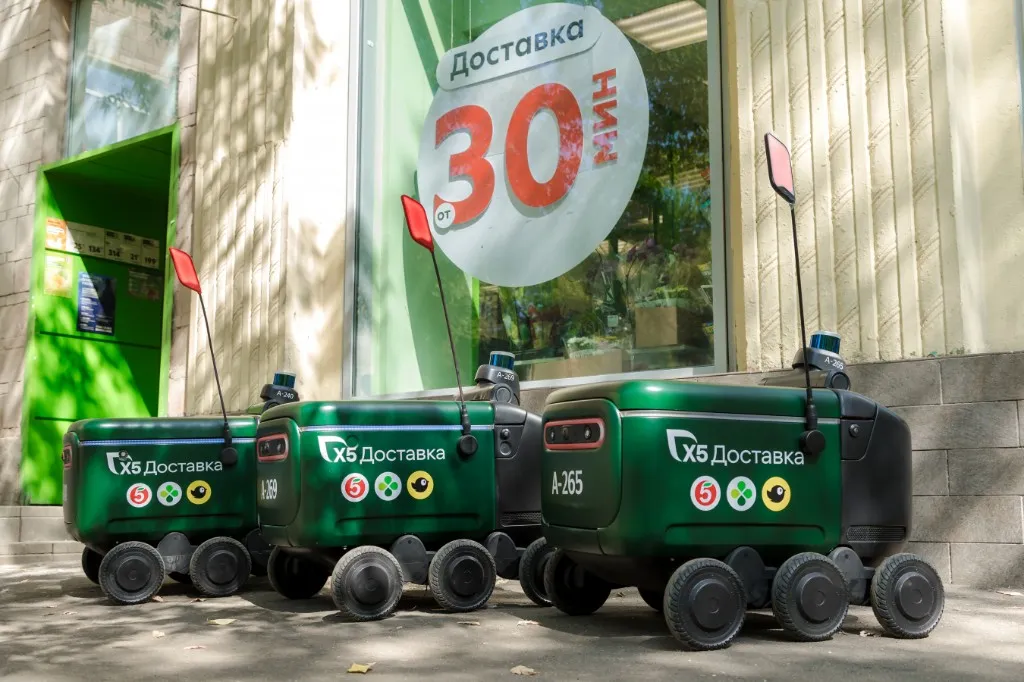 Delivery robots handle part of the job without cancelling the real delivery market