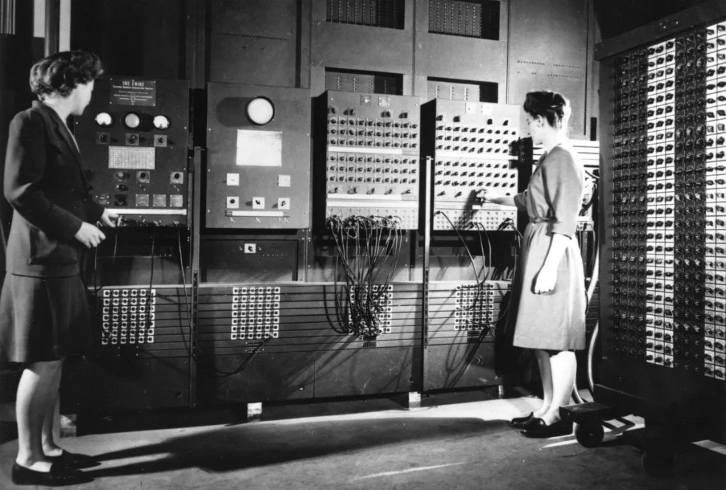 Программистки ENIAC за панелями с патч-кабелями, 1940-е