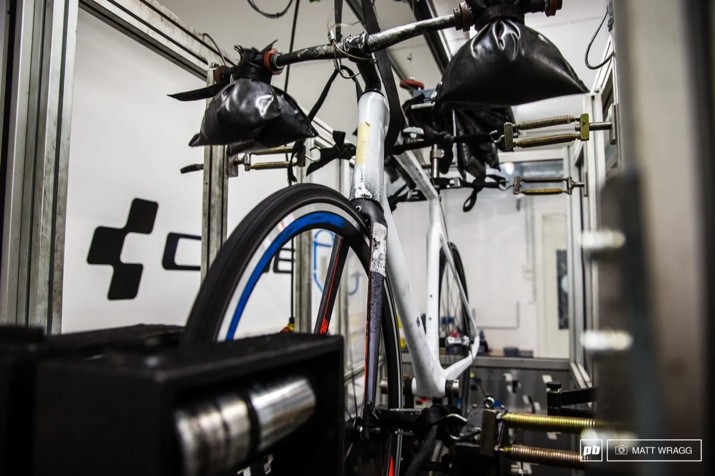 Испытательные стенды для велосипедов из лаборатории CUBE (pinkbike.com)