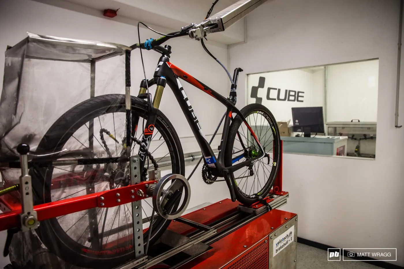 Испытательные стенды для велосипедов из лаборатории CUBE (pinkbike.com)